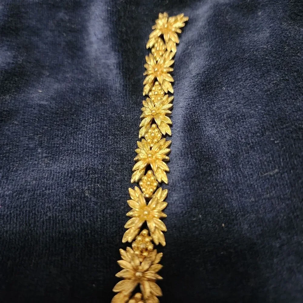 Sarah Coventry Vintage Bracelet Gold Tone Floral Leaves Textured Links